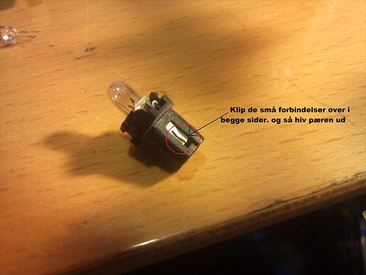 DIY LED pærer "Golf 2" - Klip de små tråde over ved bunden.. træk pæren ud.. er nogengange limet en lille smugle.. 
Pas på fingrene hvis du maser hårdt på pæren.. billede 2