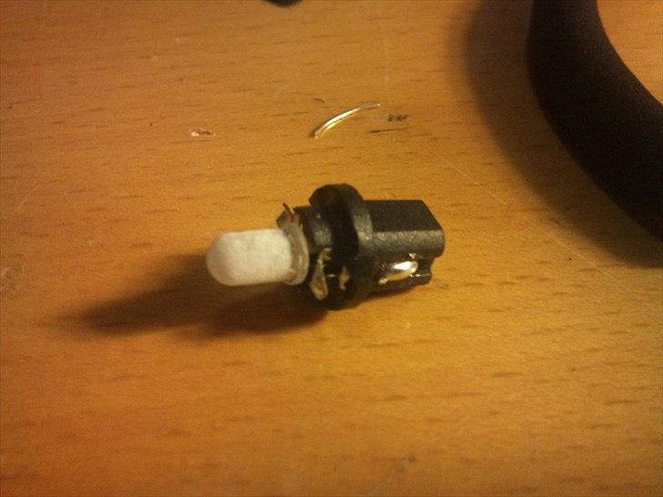 DIY LED pærer "Golf 2" - Lige et lille trick hvis dioden skal sprede lyset mere.. slib overfladen med sandpapir.. lyser en smugle svagere men lyser meget mere spredt.. billede 15