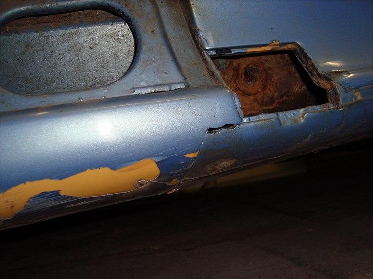 Rep. af plastik kofanger osv.  - Som det kan ses har de set bedre dage. 

 billede 1