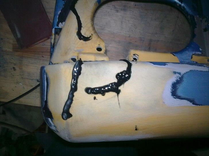 Rep. af plastik kofanger osv.  - Det er vigtigt at matrialerne er spændt godt sammen da det tager lidt tid at tørre... 


Der efter er det klare til at blive slebet ned så er det klar til maler :) billede 17