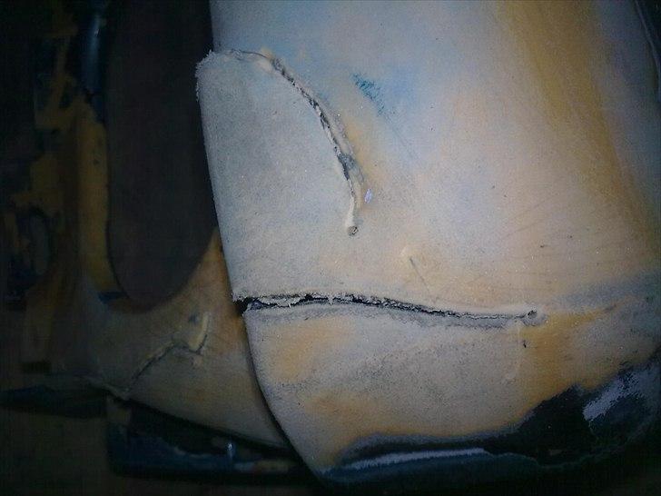 Rep. af plastik kofanger osv.  - Der næst slibes en V sliske mellem de 2 matialer... hvis mna kan komme til fra begge sider så lave en sliske på begge sider... 

Dvs at de plstiken støder til hinanden på denne måde  >< 
da det gir den bedste binde flade

 billede 15