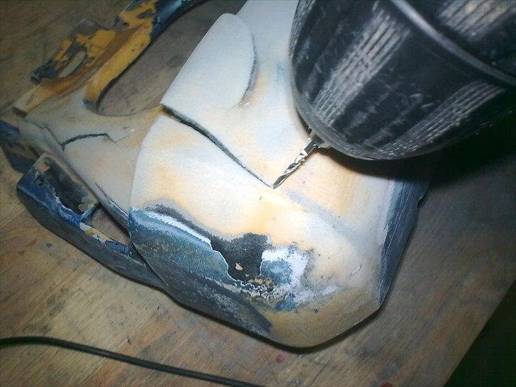 Rep. af plastik kofanger osv.  - Der bores et lille hul i i enden af revnen så man for hindre den "vandre" yderliger billede 9