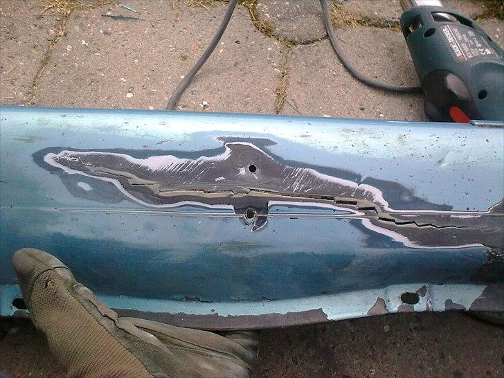 Rep. af plastik kofanger osv.  - Man starter med at slibe helt ned så man kan se rent plastik billede 4