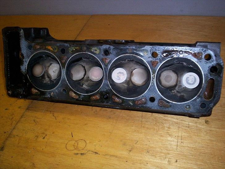 Opel CIH Projekt - 19SH topstykke. Mindre ventiler end 2,0'ernes. Grunden til at 1,9'eren har flere heste end 2,0N og næsten ligeså mange som 2,0S skyldes dens relativt høje kompressionsforhold på 1:9,8. billede 8