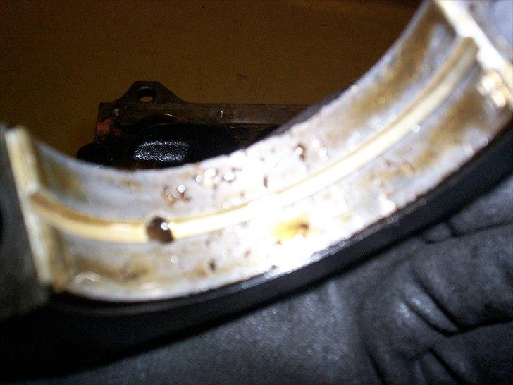 Opel CIH Projekt - Her ses motorens største bevis på tidens tand. Den har måske stået stille længe og for sjældne olieskift. Dette har man ikke kunne mærke på kørslen eller olieforbruget. billede 14