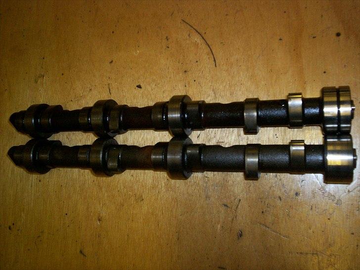 Opel CIH Projekt - 1,9 knasten (øverst) sammenlignet med profileret 2,0E knast. Her mangler jeg at dreje et oliespor i den skarpe knast. billede 18