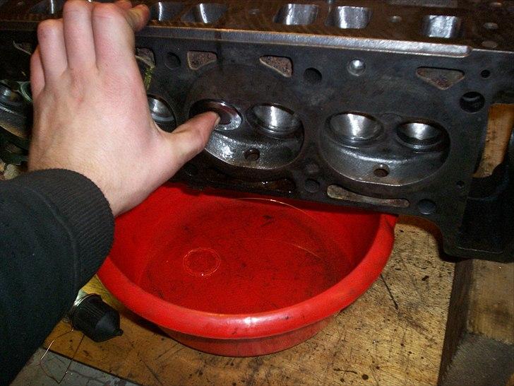 Opel CIH Projekt - Så har jeg håndslebet ventiler til de ikke sveder sprit ! Knapt så sjovt. billede 27