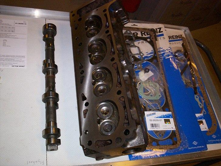 Opel CIH Projekt - Så har jeg selv drejet et oliespor i knasten og poleret sølerne en smule. Bo har taget 0,5 mm af og monteret ventiler. Jeg kan ikke selv finde nogle ventiltænger der kan greje de knaldhårde fjedre. billede 28