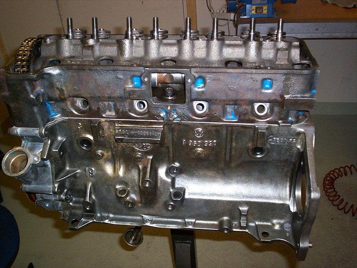 Opel CIH Projekt - Grundig kontrol om nu også knasttimningen passer ! Og at ventilerne ikke skulle banke på stemplerne med det højere løft og planede topstykke. Der er fin plads. billede 43