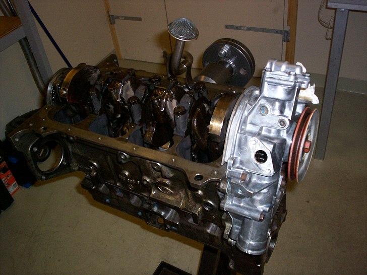 Opel CIH Projekt - Monteringen af oliepumpe med fræst trykregulatorsæde, strammere fjeder samt en stål kugle istedet for plasticfætteren. billede 45