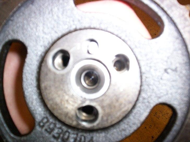 Opel CIH Projekt - Jeg sætter knasten MEGET tæt på det orginale. Der er jo trods alt kun taget 0,5 mm af topstykket. Derved er der altså også 0,5 mm kortere mellem de to kædehjul, og det ville jo sætte knasten en smule foran, hvis man intet gjorde. billede 47