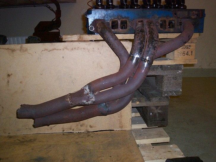 Opel CIH Projekt - Bananmanifolden var mildt sagt bollet ved den ene collector. Det gjorde ikke det store at bananen var noget gammel lort for jeg skulle alligevel modificere MEGET for at få det til at passe i min bil. De plejer kun at ryge i Kadett'er, Ascona'er og Manta'er. billede 50