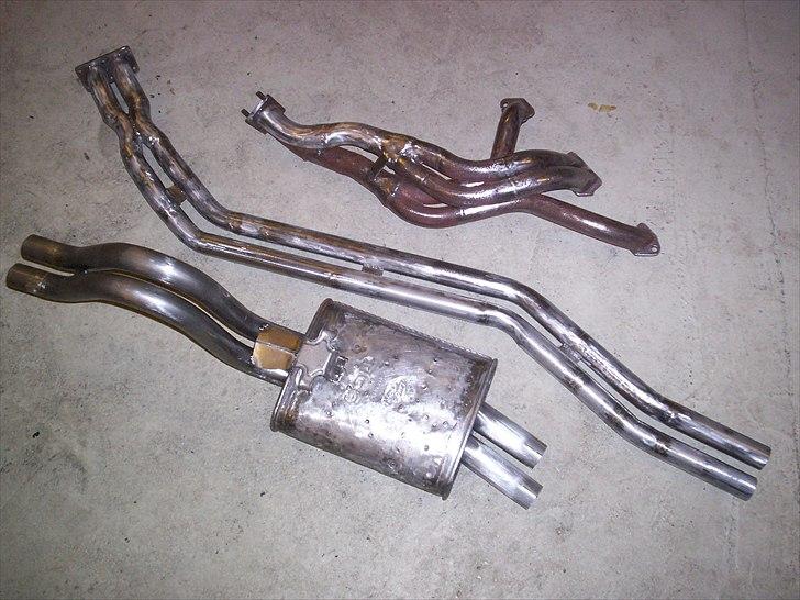 Opel CIH Projekt - Udstødningensystemet har stort set intet kostet. Det er lavet af gamle kasserede systemer fra mekanikerens container - rørene behøver jo ikke være rustne af den grund! Tilgengæld har man en masse stykker som har en form man kan bruge, hvorimod købte bøjninger holder sig til et bestemt gradtal - og ofte mellem 45 og 90 grader. billede 72