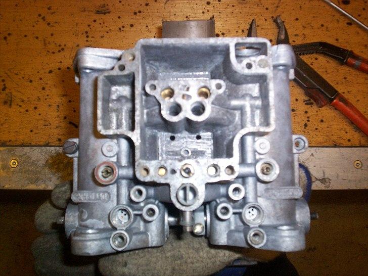 Opel CIH Projekt - Heldigvis ku det meste løsne sig. Jeg er meget imponeret over Dellorto, disse karburatorer var fuld af sand, men har virket alligevel. Især acc. pumperne sprøjter som satan på trods af lort og tørre membraner. Nu skal der dog renses ! billede 95