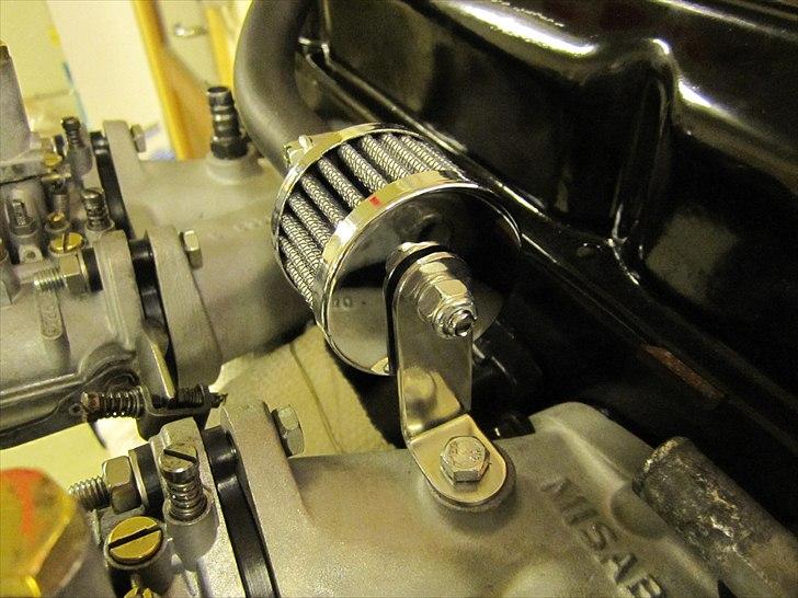 Opel CIH Projekt - Krumtaphusudluftningen havde jeg gået meget og funderet over, hvor den kunne placeres. Så snart jeg nåede til monteringen var der ingen tvivl. Der var hul og der var plads og det passer perfekt med den originale GM slanges bøjning. Filteret bliver dejlig rød efter K&N olie :P billede 103