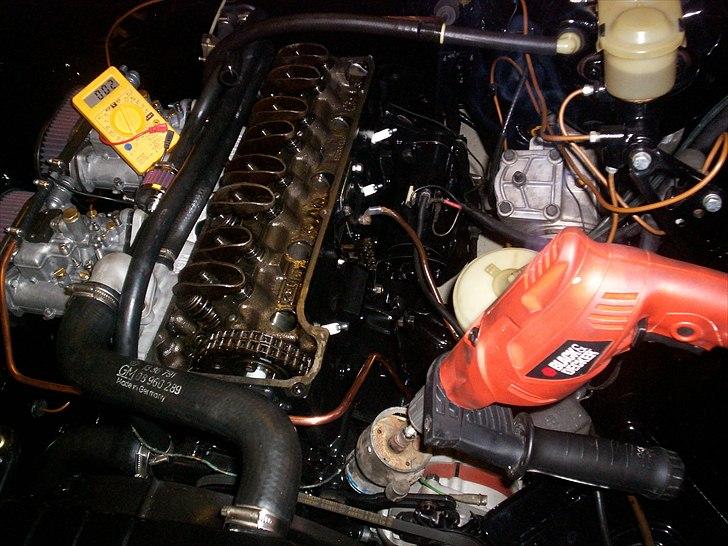 Opel CIH Projekt - Nu tørnes oliepumpen uden motoren drejer. Jeg må dog konventere til større boremaskine. Der primes længe, også længe efter man kan se olie fra alle vippearme. Alle partikler fra monteringen drives også væk af olien. Den billige boremaskine kom her på overbelastning :P røg... billede 130