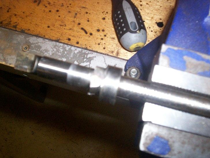 Opel CIH Projekt - Jeg fik en idé om at udvide konceptet og så også prime benzinpumpen. Så kan jeg få alt skidt ud af benzinpumpe og rør, samt få fyldt karburatorene, og chekke at de er tætte ! + den at den startede med det samme !  Så tandhjulet blev savet af, således kun knasten til pumpen kunne sættes på. billede 131