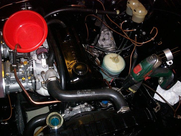 Opel CIH Projekt - Godt jeg primede benzinpumpen. Jeg tømte 4 røde skåle, før der ikke kom skidtpartikler ud længere. Sandsynligvis fordi filtret før har siddet efter pumpen, hvilket gør at skidt fra tanken har sat sig i pumpen. Og så var Dellortoerne helt tætte. billede 132