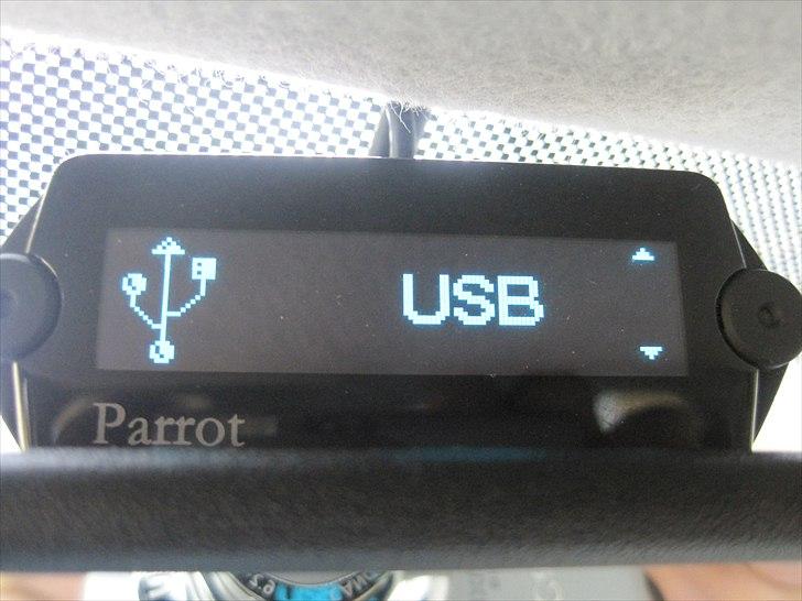 Parrot MKi 9100 Bluetooth - USB key kan tilsluttes uden begrænsning af størrelse.
Man kan navigere rundt i mapper som man vil, album, kunstner, gruppe, sang navn mm.
Og kan selvfølelig og bare sætte den til at spille random. billede 3