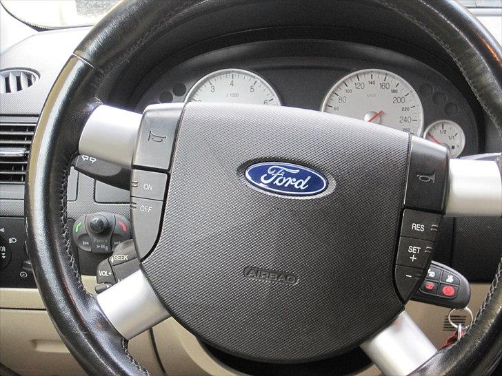 Parrot MKi 9100 Bluetooth - Fjernbetjeningen har jeg monteret, så den sider lige ved hånden, den er meget nem og overskulig at bruge. billede 8