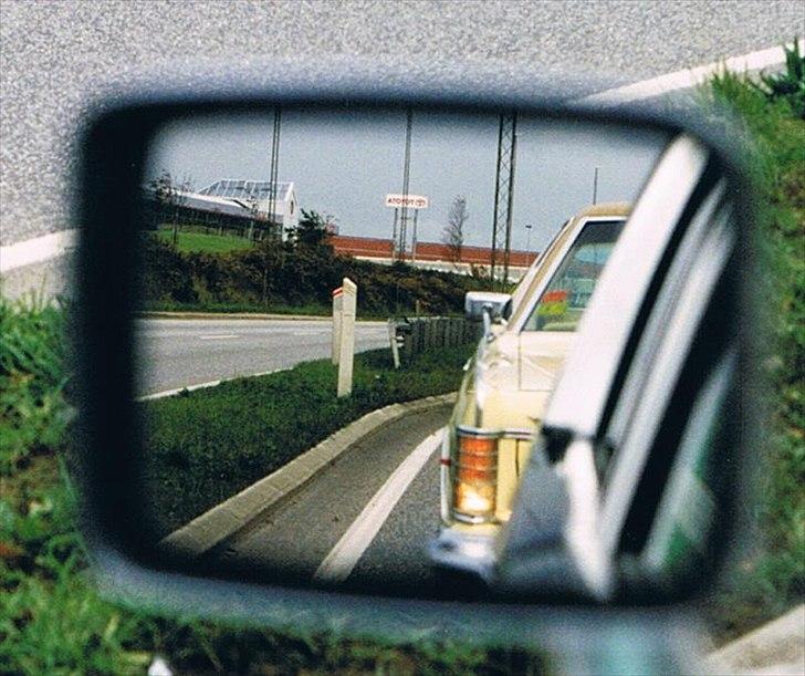 1976 Mercury Grand Marquis - I Cadillac'ens sidespejl. 
Bilen fortsatte sin karriere som mini cab hos en dansker i London, inden den kom videre til midt England. 
Da den havde været indregistreret i Danmark, kostede det kun £25 at få den på engelske plader, upåagtet at den kun havde været på 20% afgift i Danmark. billede 17
