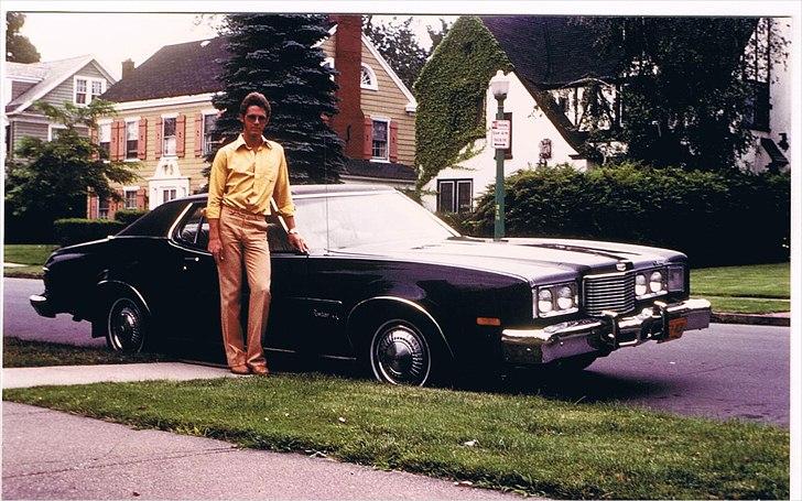 1975 Mercury Montego MX - 1975 Mercury Montego MX 351 cui, aut., A/C, tonet forrude, trinløs variabel viskerrobot.
19 år gammel står jeg her foran min første bil og er utroligt stolt.
Købt 1980 på Grand Island, ikke langt fra Niagara Falls, N.Y., medens jeg var sommerstudent på S.U.N.Y.a.B billede 1