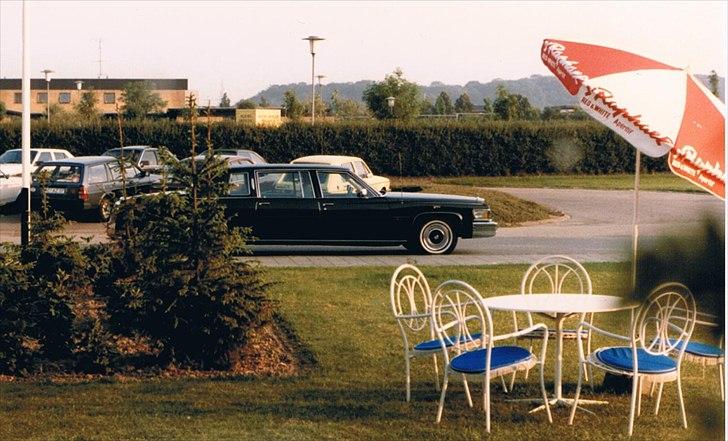 1978 Cadillac Fleetwood Long Sedan Limousine - Historisk billede fra 1986 fra Hotel Nørherredhus.
Fleetwood'en kommer med gæster for første ejer. 
Opel Commodore'n skimtes i anden række bagved. billede 2