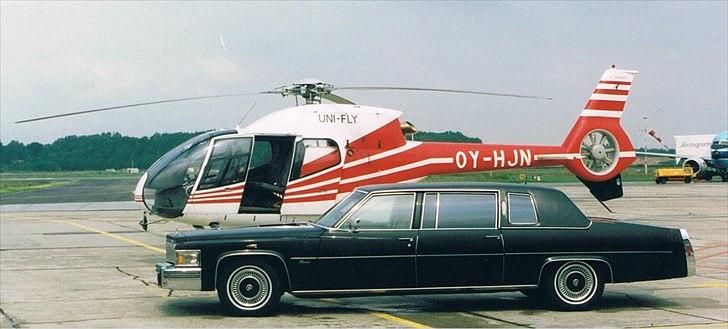 1978 Cadillac Fleetwood Long Sedan Limousine - Fik i 1997 stillet en kontrakt om kørsel i udsigt, hvortil Mercury'en var for lille. Investerede i denne Fleetwood, som jeg lige som den grønne Caprice havde kendt til fra den var ny.
Det specielle ved den er at den altid har været på fuld afgift.
Modellen er en Long Sedan, fordi den ikke har en glasrude bag føreren.
Den har ALT i udstyr, pånær udendørs termometer i venstre sidespejl og radio med fjernstyring fra styrepulten i højre side ved bagsædet. Billedet er fra en bryllupskørsel. billede 1