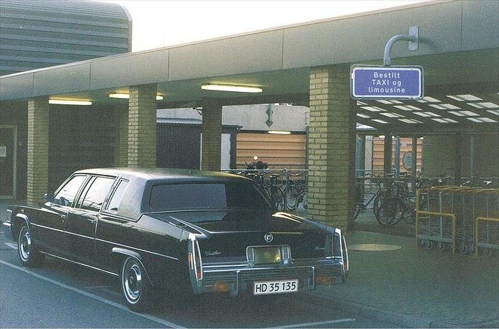 1978 Cadillac Fleetwood Long Sedan Limousine - Billund Lufthavn ændrede skiltet til pladsen for bestilte vogne til 
ordlyden:Bestilt TAXI og limousine :-) billede 18