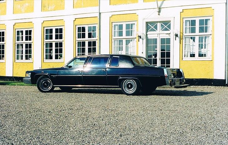 1978 Cadillac Fleetwood Long Sedan Limousine - Sandbjerg Slot danner altid god baggrund for bilbilleder. billede 14