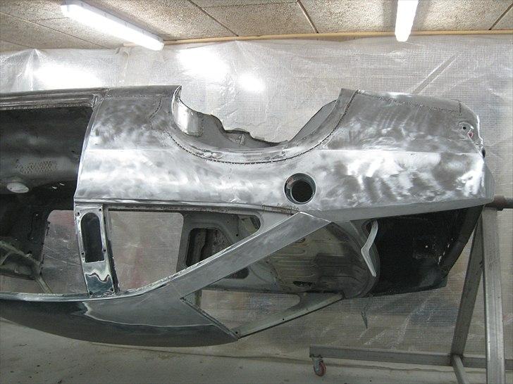 Opel Manta B Gsi :) - Så blev der slebet lidt, puha det tager lang tid når der skal slibes ned til metallet, men det bliver godt, så kan man også se om der skjuler noget neden under.. :) billede 179