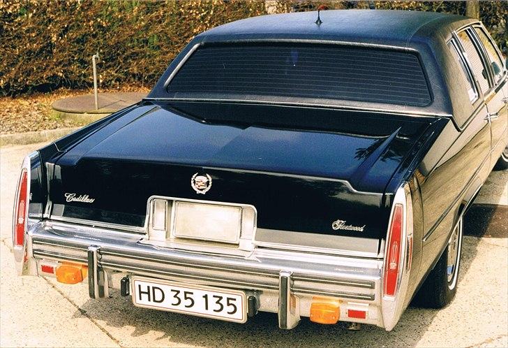 1978 Cadillac Fleetwood Long Sedan Limousine - Cadillac'en viste også på et andet punkt at den er stærk.
Her er der lige blevet skiftet nummerpladelys, da der er en Mercedes taxi der er kørt op bag i den. 
Mercedes'en havde ikke fået luftet bremser ud og kunne derfor ikke bremse for rødt lys.
Hvorfor var der ikke sket mere her?
Svaret ses ved at kigge op nedenfra ... billede 19