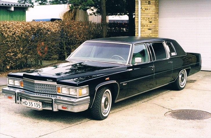1978 Cadillac Fleetwood Long Sedan Limousine - Klar til at gå igang med kontraktkørsel for SAS.
Kørte 60.000 km mellem Billund og Vejle på 9 måneder på dén kontrakt.
I den forbindelse beviste denne Cadillac virkeligt hvor pålidelig og stærk en bil den er. 
Kravet om at skulle have SAS skilt i bagerste siderude faldt dog heldigvis hurtigt bort. billede 17