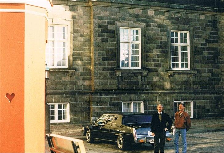 1978 Cadillac Fleetwood Long Sedan Limousine - I Danmark stiller man ikke lige en Cadillac limousine fra sig hvor som helst, så på telefonisk forespørgsel, fik vi lov at køre helt til døren på Christiansborg. billede 8