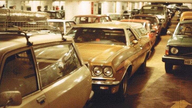 1974 Ford Ranchero GT - Turen gik tit hjem til Nordals, så man lærte at få anbragt sig på Storebæltsfærgen, så man kunne få døren op. billede 15