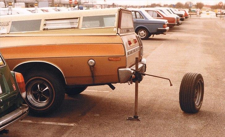 1974 Ford Ranchero GT - Et stort stykke metal, der lå på lufthavnsmotorvejen til Kastrup kostede mig et bagdæk. 
Sådan et bagdæk kan jo stå selv. billede 10