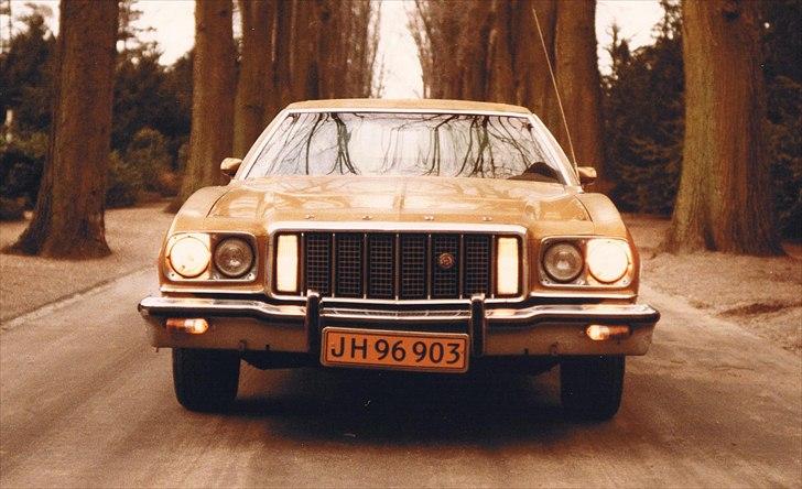 1974 Ford Ranchero GT - De originale parkerings/blinklys må man jo ikke bruge i Danmark. Den forrige ejer havde derfor koblet dem på en separat knap. billede 3