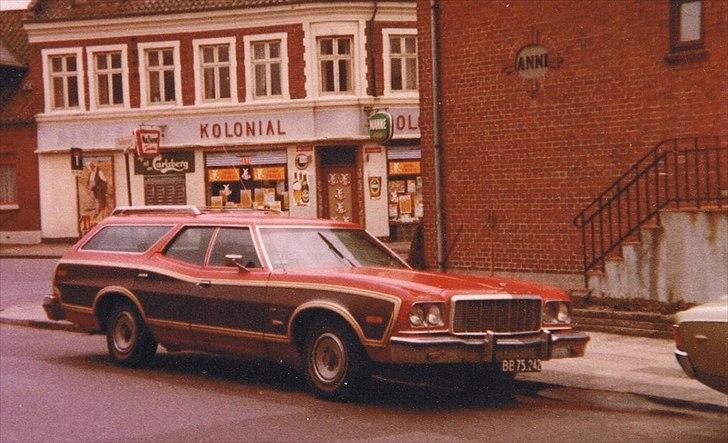 1974 Ford Ranchero GT - Hvis de penge der blev brugt på at betale afgift på Ranchero'en igen, var blevet brugt på rustarbejde i denne istedet, var slutresultatet ganske givet blevet at jeg var blevet bedre kørende til nogenlunde samme penge. 
Det viste sig at jeg havde set og fotograferet bilen tidligere i Fredericia. Den havde tilhørt Fredericia Dagblad. billede 8