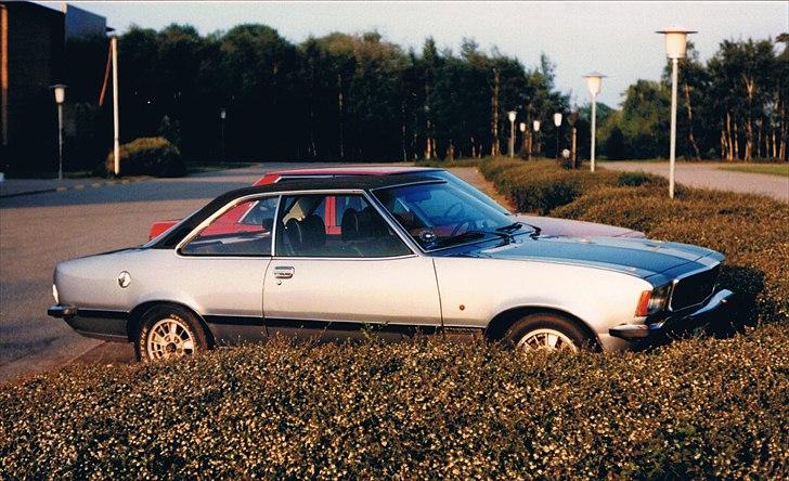 1977 Opel Commodore GS/E 2,8 aut. - Min arbejdsplads havde sin egen fortolkning af overenskomsten, så der skulle spares i slutningen af 1985, medens der blev kørt faglig sag. 
Jeg troede jeg kunne spare ved at gå ned fra en 7,5 liter motor til en 2,8 liter. billede 1