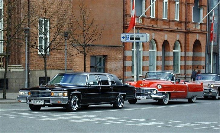 1978 Cadillac Fleetwood Long Sedan Limousine - Cadillac Club Danmark træf i Kolding.
Bemærk cornering light tændt sammen med blinklyset. Havde reaktiveret de originale blinklys, men beholdt de danske for "et syns skyld", da det er en erhvervskørsel vogn. billede 30