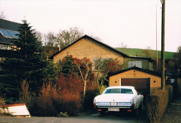 1973 Cadillac Coupe de Ville - Nyrenoveret hjemme. Der er stadigt danske reflekser og blinklys bagpå.
Ravnsbjergvej 16, Stevning. billede 42