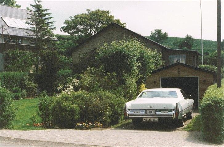 1973 Cadillac Coupe de Ville - Træerne sprang ud og reflekser og blinklys hoppede ned i værktøjskassen.
Ravnsbjergvej 16, Stevning. billede 43
