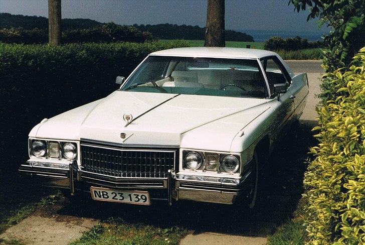 1973 Cadillac Coupe de Ville - Original lygteføring (positionslys) foran. Under renoveringen fandt jeg en skotsk ternet klanhat under bagsædet. Den kan nu skimtes på hattehylden i bagruden. billede 44