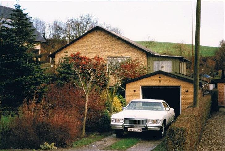 1973 Cadillac Coupe de Ville - Nyrenoveret hjemme. Der er stadigt danske positionslys foran.
Ravnsbjergvej 16, Stevning. billede 41