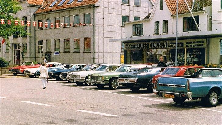 1973 Cadillac Coupe de Ville - Holder pænt ved siden af min tidligere bil - den grønne Chevrolet Caprice Classic. billede 52