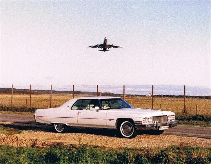 1973 Cadillac Coupe de Ville - KLM benyttede Billund Lufthavn til skoleflyvning og lavede "touch and go" med deres jumbojet, så der var tid til at lave en fotoopstilling. billede 65