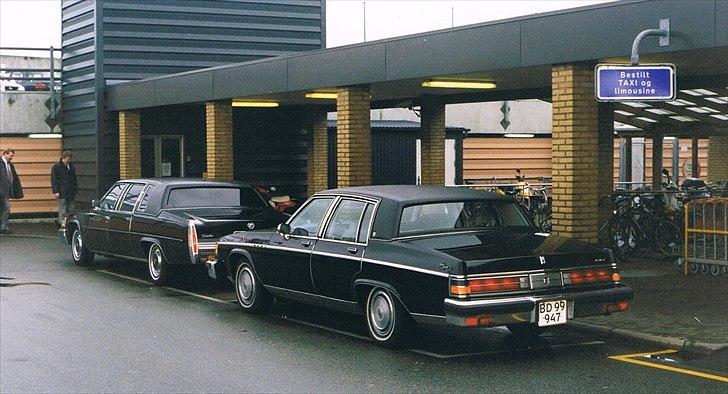 1978 Cadillac Fleetwood Long Sedan Limousine - Fast arbejde i 9 måneder. Her med ledsagevogn:
Buick Electra Park Avenue - tidligere ambassadevogn.
Bemærk "Københavnersyn" dvs. sort maling og refleks tape på baglygterne. billede 25
