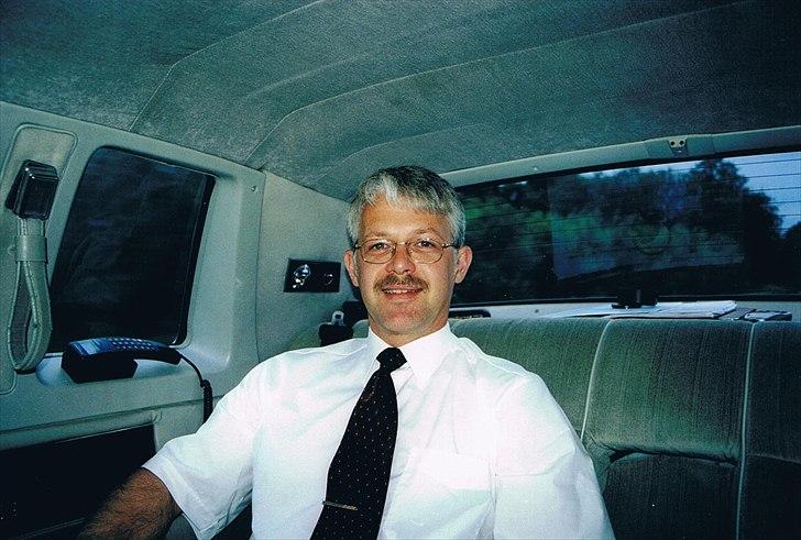 1978 Cadillac Fleetwood Long Sedan Limousine - Fleetwood'en havde installeret mobil telefon fra starten. Det blev udviddet ved at den oprindelige telefon blev fast monteret bagi, medens der kom en ny telefon foran med sin egen kortlæser. 
Derved kunne der skiftes mellem to forskellige numre. Når der kom kort i telefonen foran, skiftedes til hemmeligt nummer. Det var et krav fra en kunde. Firmaet ville kunne ringe til limousinen under kørsel, men ville ikke have at andre kunne. billede 46