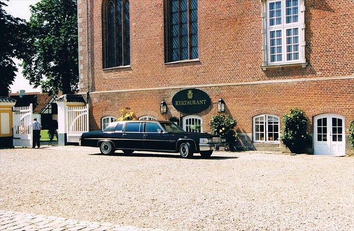 1978 Cadillac Fleetwood Long Sedan Limousine - Gæsterne er ved desserten og Limousinen holder klar. billede 48