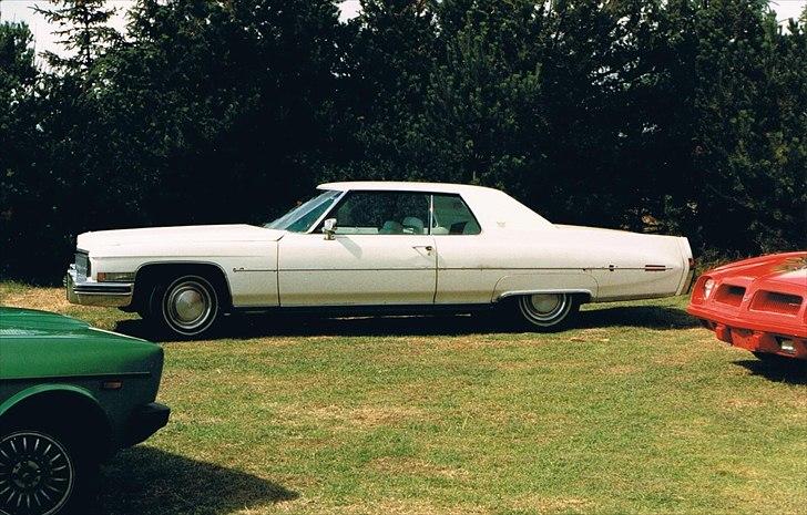 1973 Cadillac Coupe de Ville - Den havde nogle elendige dæk. Om det var fiberglas dæk eller hvad, kan jeg ikke huske, men det fik den til at køre som en gyngende vandseng. Ikke mindst når man kørte over midterstriberne, hvilket jo er næsten umuligt at undgå på de små veje ude ved Nørre Nebel. Det blev noget helt andet, da der kom radial dæk på. billede 5